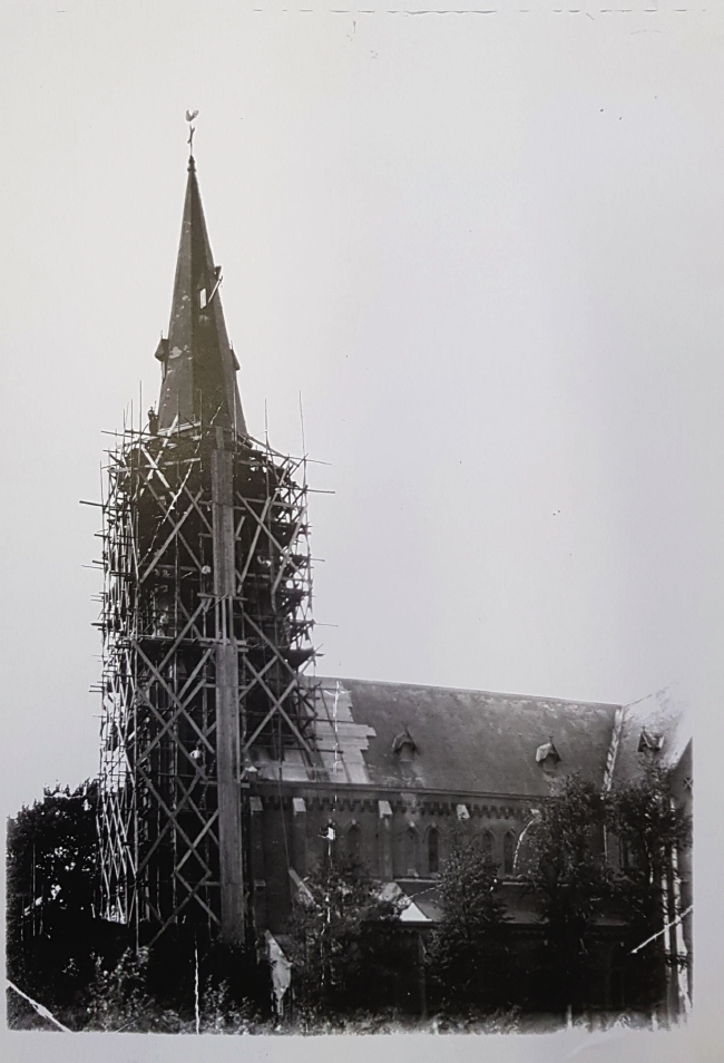 kerktoren Wervershoof in de steigers