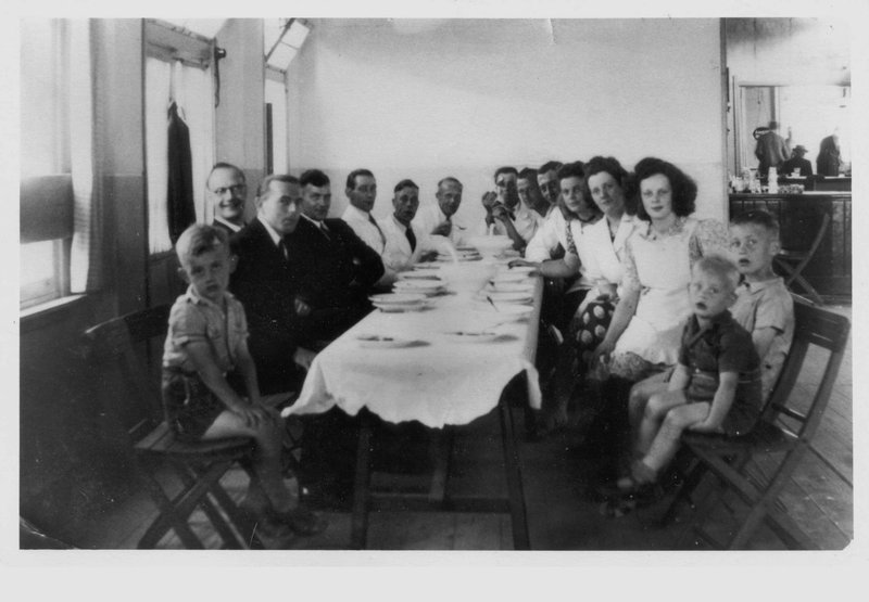 Kermispersoneel 1948 cafe de Zwaan Wervershoof